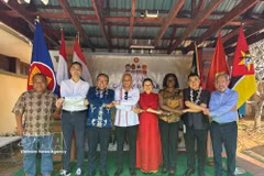 Los embajadores y representantes diplomáticos de la ASEAN en Maputo, demostran solidaridad en la Feria. (Foto: VNA)