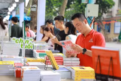 Representantes de la Asociación Editorial de Vietnam señalaron que, pese a las medidas adoptadas durante años, la impresión ilegal y la distribución de libros falsificados son cada vez más graves. (Foto: VNA)