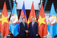 El secretario general del PCV, To Lam (derecha), se reúne con el presidente del PPC y titular del Senado de Camboya, Hun Sen (Foto: VNA)