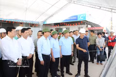 El viceprimer ministro permanente de Vietnam, Pham Gia Tuc, y otros funcionarios inspeccionan el avance del proyecto de construcción del Aeropuerto Internacional de Gia Binh, en la provincia de Bac Ninh. (Foto: VNA)