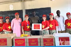 Representantes de la Unidad de Ingeniería 4 de Vietnam entregan obsequios a alumnos de la escuela secundaria Abyei. (Foto: qdnd.vn)