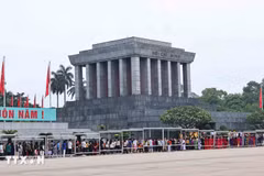 Visitantes hacen cola para rendir homenaje al Presidente Ho Chi Minh en el mausoleo (Foto: VNA)