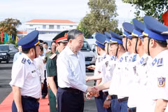 El secretario general del Partido Comunista de Vietnam, To Lam, saluda a los oficiales (Foto: VNA)