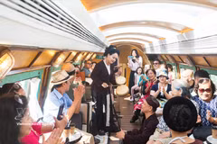 Los turistas disfrutan del recorrido "Las Cinco Puertas de Hanoi". (Foto: VNA)