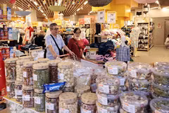 Los consumidores compran en el supermercado WinMart Thang Long en Hanoi. (Foto: VNA)