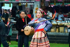 Representación de danza tradicional del grupo étnico Mong (Foto: VNA)