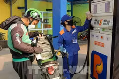 Los precios de los combustibles bajan a partir de las 15:00 horas del 1 de febrero (Foto: VNA)