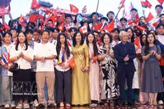 La viceministra de Relaciones Exteriores, Le Thi Thu Hang, posa para una foto conmemorativa con los coterráneos participantes en el Campamento de Verano de Vietnam 2026. (Foto: VNA)