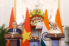 El secretario general del Partido Comunista y presidente de Vietnam, To Lam (izquierda), y el primer ministro de la India, Narendra Modi, informan los resultados de sus conversaciones en una rueda de prensa. (Foto: VNA)