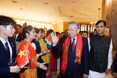 Representantes de la comunidad vietnamita y de la Embajada de Vietnam en la India dan la bienvenida al secretario general y presidente To Lam. (Foto: VNA)