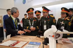 Oficiales vietnamitas participan en Singapore Airshow (Foto: Ministerio de Defensa de Vietnam)