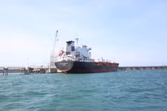 El buque Au Lac Eagle de la Corporación de Comercio de Importación y Exportación Thanh Le recibe gasolina E10 RON95 en el puerto de la refinería de petróleo de Dung Quat. (Foto: nangluongvietnam.vn)