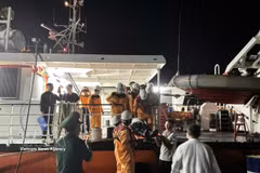Traslado del marinero a tierra para que pueda recibir tratamiento médico. (Foto: VNA)