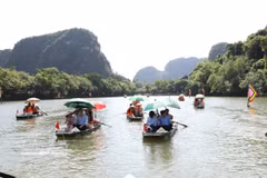 En el marco del Diálogo Asia-Pacífico sobre Patrimonio y Autenticidad, una delegación de la UNESCO realizó una visita de campo al Complejo Paisajístico de Trang An, en la provincia de Ninh Binh, el 1 de octubre de 2026. (Foto: VNA)