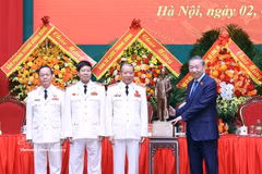 El secretario general del Partido Comunista y presidente de Vietnam, To Lam, regala una estatua del Presidente Ho Chi Minh a la Asociación de Veteranos de la Seguridad Pública Popular. (Foto: VNA)