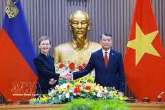 El primer ministro de Vietnam, Le Minh Hung, recibe a su homóloga de Liechtenstein, Brigitte Haas. (Foto: VNA)