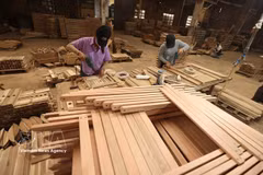 Producción de muebles de exterior para la exportación al mercado europeo en la fábrica de Hong Ngoc, en el Parque Industrial Phu Tai, barrio Quy Nhon Bac, provincia de Gia Lai. (Foto: VNA)