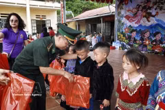 Oficiales de la Guardia Fronteriza de la provincia norvietnamita de Lao Cai entrega obsequios a los estudiantes del centro educativo de Dao Dan San, en la comuna de Si Ma Cai. (Foto: VNA)
