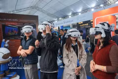 Visitantes experimentan la realidad virtual en Techfest Vietnam 2025, en la zona peatonal del lago Hoan Kiem, en Hanoi. (Foto: VNA)
