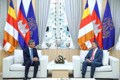 El embajador de Vietnam en Phnom Penh, Nguyen Minh Vu (izquierda), se reúne con el viceprimer ministro y primer vicepresidente del Consejo de Desarrollo de Camboya, Sun Chanthol (Foto: VNA)