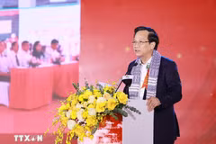 El ministro de Asuntos Étnicos y Religiosos, Dao Ngoc Dung, interviene en la ceremonia de lanzamiento del proyecto de inversión en infraestructura para una escuela preuniversitaria en la región montañosa de Viet Bac, provincia de Thai Nguyen. (Foto: VNA)