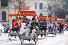 Turistas visitan las calles de Hanoi (Foto: VNA)