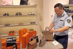 Un oficial inspecciona un establecimiento comercial en la calle Hang Dao, en Hanoi. (Foto: VNA)