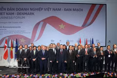 El secretario general del Partido Comunista y presidente de Vietnam, To Lam, y el rey Federico X de Dinamarca, junto con delegados y empresarios de ambos países. (Foto: VNA)