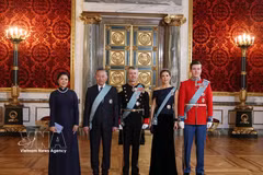 El secretario general del Partido Comunista y presidente de Vietnam, To Lam, y su esposa, Ngo Phuong Ly, posan para una foto con el rey Federico X, la reina María y el príncipe heredero Christian de Dinamarca. (Foto: VNA)