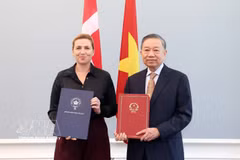 El secretario general del Partido Comunista y presidente de Vietnam, To Lam (derecha), y la primera ministra de Dinamarca, Mette Frederiksen, muestran la Declaración Conjunta sobre el establecimiento de la Asociación Estratégica Integral. (Foto: VNA)