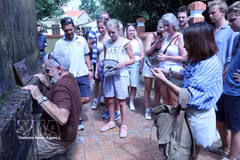 Turistas exploran los túneles de Ky Anh, en la ciudad de Da Nang. (Foto: VNA)