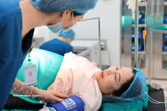 Una embarazada recibe tratamiento en el Hospital Central de Obstetricia de Vietnam (Foto: VNA)