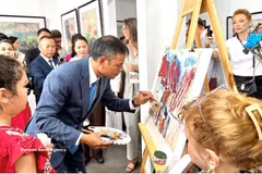 Una demostración de pintura en vivo realizada por el artista Ngo Duc Hoang. (Foto: VNA)
