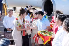 Las autoridades de la provincia de Quang Tri entregan flores para dar la bienvenida a los pasajeros que llegan en el vuelo Cam Ranh-Dong Hoi. (Foto: VNA)