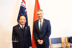 El miembro del Buró Político, secretario del Comité Central del PCV y presidente de su Comisión de Propaganda y Educación, Trinh Van Quyet (izquierda), se reúne con el ministro asistente de Asuntos Exteriores y Comercio de Australia, Matt Thistlethwaite. (Foto: VNA)