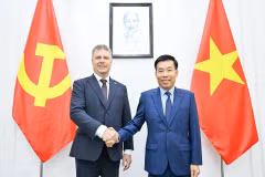 El miembro del Comité Central del Partido Comunista de Vietnam, vicesecretario permanente del Comité del Partido en el Ministerio de Relaciones Exteriores y vicecanciller, Nguyen Manh Cuong, recibe al presidente del Partido Comunista de Bohemia y Moravia de la República Checa, Roman Roun. (Foto: baoquocte.vn)