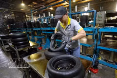 Producción de neumáticos para motocicletas en la fábrica de CAMEL Vietnam Rubber Co., Ltd., una empresa de propiedad tailandesa ubicada en la zona económica de la Puerta Fronteriza Internacional de Lao Bao, en la provincia de Quang Tri. (Foto: VNA)