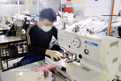 Fabricación de prendas de vestir para la exportación al mercado japonés en la empresa Hung Viet, provincia de Hung Yen (Foto: VNA)
