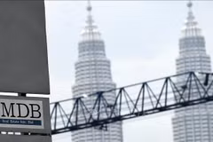 Una valla publicitaria del 1MDB se exhibe frente a un edificio en Kuala Lumpur, Malasia. (Foto: AFP/VNA)