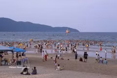 La playa de Da Nang atrae a un gran número de visitantes (Foto: VNA)