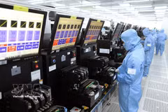 Línea de producción de módulos de cámara y componentes electrónicos en la fábrica de MCNEX VINA Co., Ltd., empresa con inversión surcoreana, ubicada en el Parque Industrial Phuc Son, provincia de Ninh Binh. (Foto: VNA)