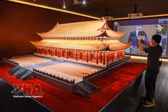 Un visitante contempla la maqueta reconstruida del Palacio Kinh Thien. (Foto: VNA)