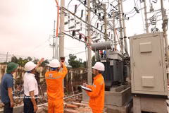 Trabajadores de EVNNPC inspeccionan y asesoran a las empresas sobre el uso seguro, económico y eficiente de la electricidad. (Foto: VNA)
