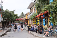 Turistas internacionales pasean por las calles del casco antiguo de Hoi An. (Foto: VNA)