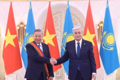El presidente de Kazajistán, Kassym-Jomart Tokayev (derecha), entrega la Orden de Dostyk (Amistad) de Primera Clase al secretario general del Partido Comunista de Vietnam, To Lam. (Foto: VNA)