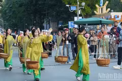 El Festival de Otoño de Hanoi promueve la belleza de Hanoi durante esta estación, con el objetivo de estimular el turismo en la capital. (Foto: nhandan.vn)
