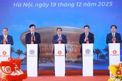 El primer ministro Pham Minh Chinh (centro) y funcionarios en la ceremonia de inicio, inauguración y apertura técnica de 234 proyectos y obras clave en todo el país (Foto: VNA)