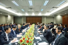 El secretario general del Partido Comunista de Vietnam, To Lam, sostiene conversaciones con el primer ministro y secretario general del Partido de Acción Popular (PAP) de Singapur, Lawrence Wong, el 12 de marzo de 2025. (Foto: VNA)