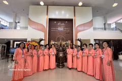 Vietnamitas en Tailandia se toman una foto conmemorativa frente al altar dedicado al Presidente Ho Chi Minh en su monumento en la provincia de Udon Thani. (Foto: VNA)
