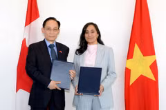 El ministro de Relaciones Exteriores de Vietnam, Le Hoai Trung, se reúne con su homóloga canadiense, Anita Anand. (Foto: VNA)